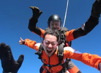Zažijte adrenalin a svobodu: Skok padákem jako nezapomenutelný zážitek